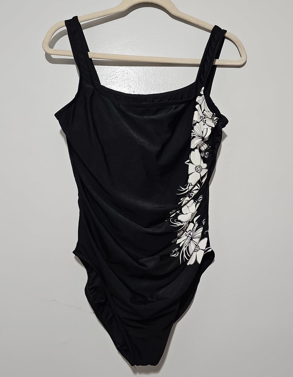 Miraclesuit One Piece Swimsuit Womens 16 Black Floral Ruched Slimming